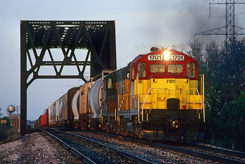 railroad wisconsin train milwaukee wi freighttrain emd 60thstreet trussbridge gp7 foxrivervalleyrailroad frvr formercnw
