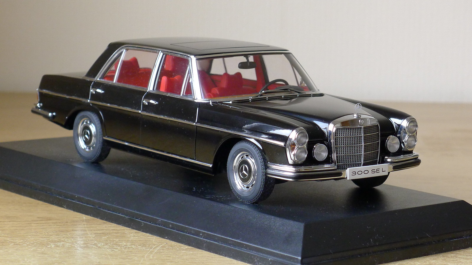 1967-72 Mercedes-Benz 300 SEL 6.3. 1/18 scale diecast mode…