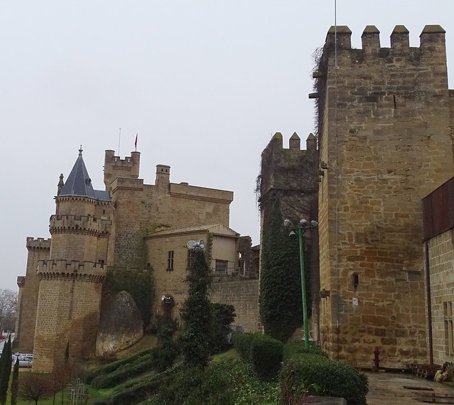 vista exterior Torre Ochavada o de las Tres Coronas Parador Nacional de Turismo muralla Palacio Real o Castillo de Olite en Ronda del Castillo Navarra 02