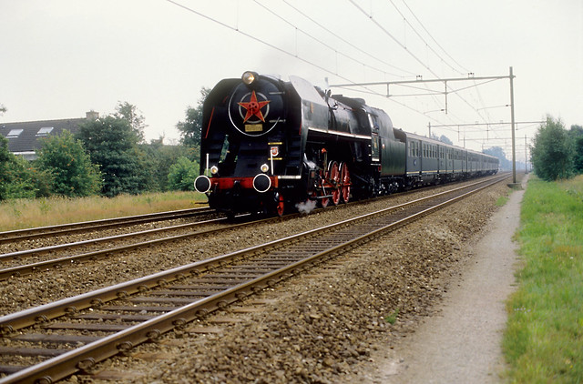 Haren, 28-07-1989. CSD 475 179 met pensioenexpres 47 naar Groningen komt door op spoor 2.
