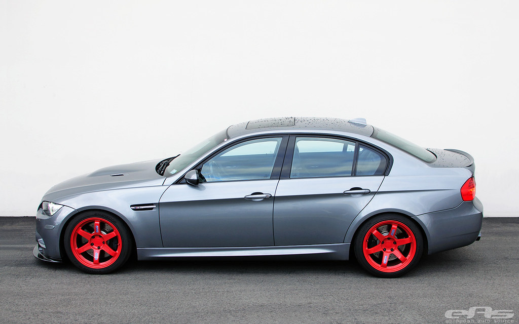 Красно серая машина. BMW e90 te37. БМВ Е 90 С красными дисками. E90 Gray. Серые диски на красной машине.