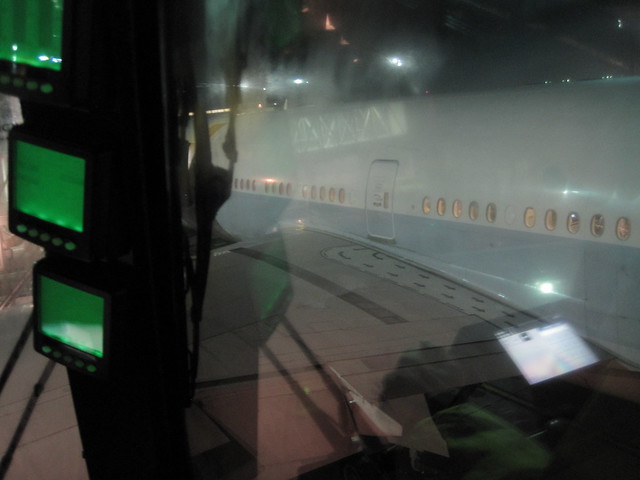 Deicing Cathay Pacific 777-300