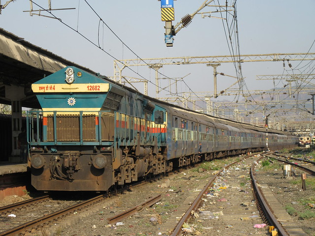 Offlink Pune WDG-4 #12682 With 16346 Netravati Express at Thane Platform-8.