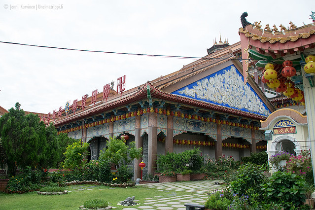 Värikäs ja koristeellinen rakennus Kek Lok Sin temppelialueella