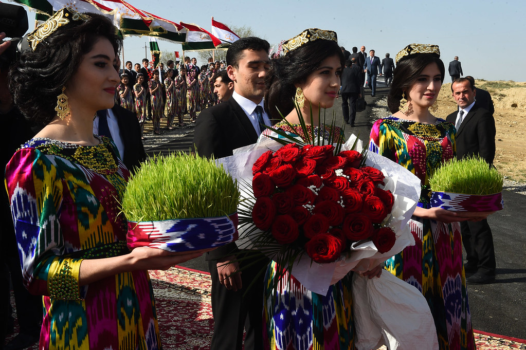 Таджикские цветы. Эмомали Рахмон. Навруз Эмомали. Эмомали Рахмон Наврузи.