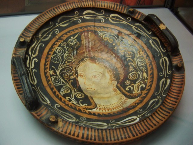 Mosaic from the archaic Roman Empire. Plate with a depiction of a woman with a hat. Italy, exhibited at Milano Museo archeologico. Oldtids arkaisk romersk kunst utstilt i Milano, Italia. Se samisk kvinne med hatt i beskrivelsen under