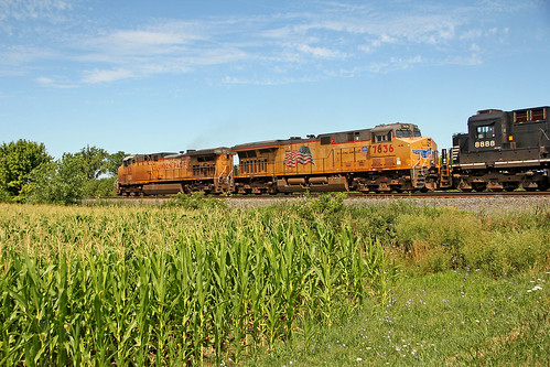 unionpacificmotivepower unionpacific norfolksouthern norfolksoutherntrains nschicagoline up7636 up7133 corn cornfields ns8888