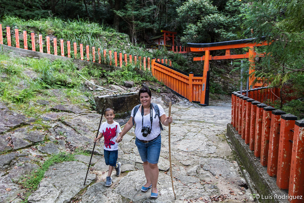 Eric y Laura de peregrinos en el santuario Kamikura