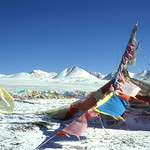 43 Tibet Amdo gebedsvlaggen uitzicht richting Amnye Machen