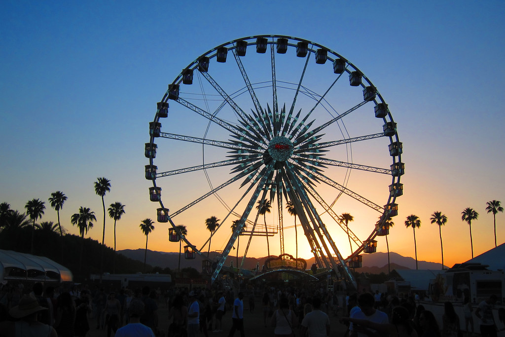 Sunset behind the Ferris Wheel. | Arsenio Santos | Flickr