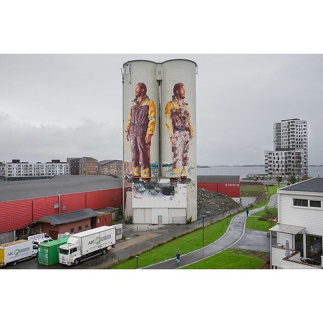 I love the way @fintan_magee blends his piece with it's surroundings. Painted fir @nuartfestival in #stavanger #norway. #wallkandy #art #nuart #streetart #mural #painting #graffiti #fb #f #t #p #fintanmagee
