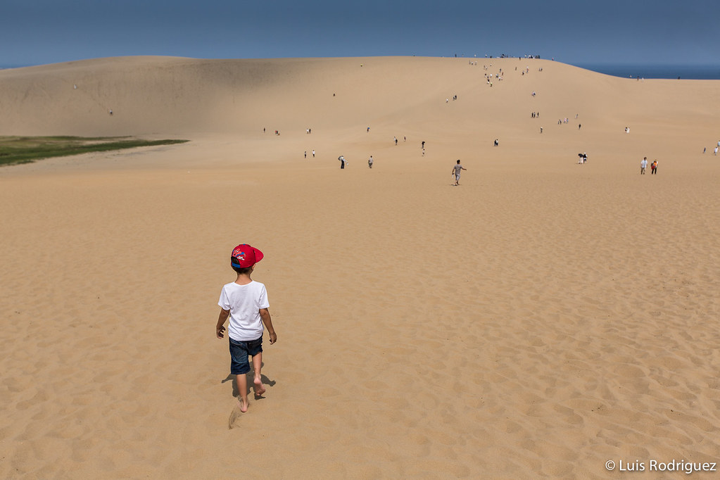 Eric caminando hacia las dunas