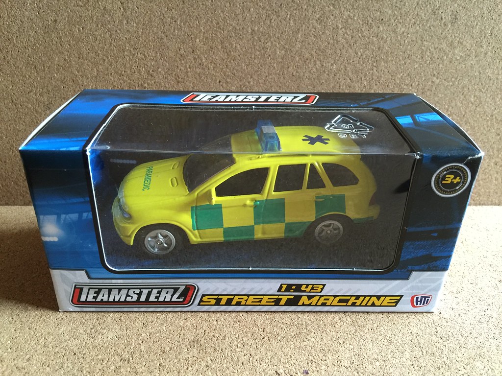 HTI Teamsterz - Street Machine - BMW X5 ? - Paramedic RRV Ambulance Service  - Miniature Die Cast Metal Scale Model Emergency Services Vehicle