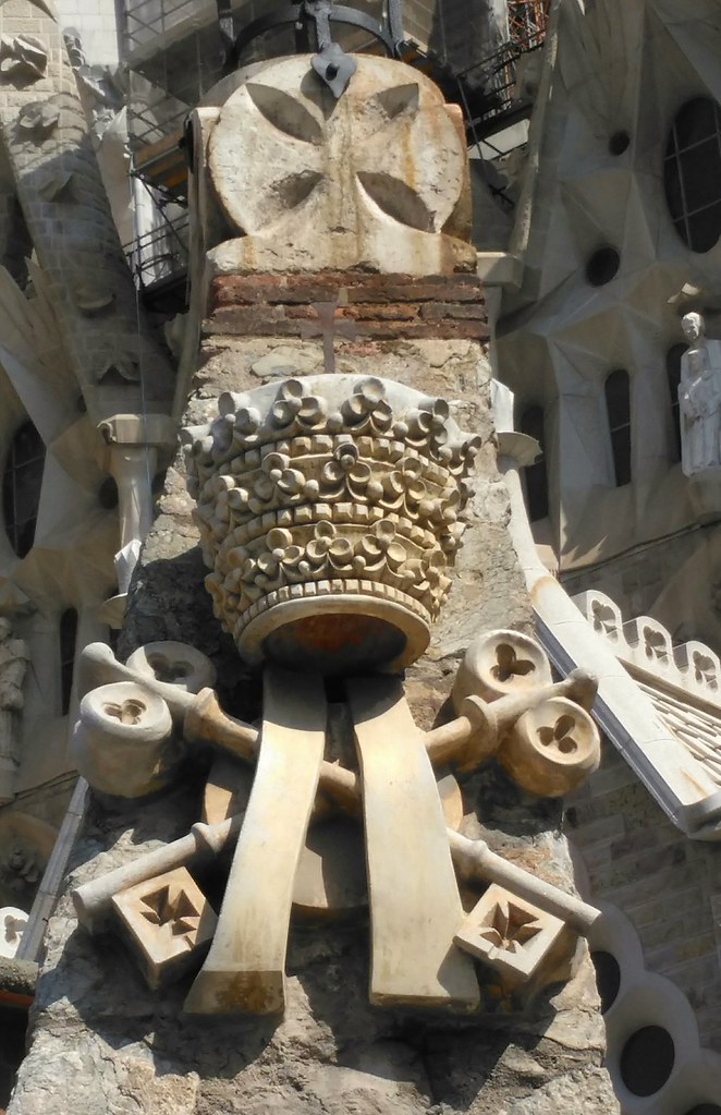 Escudo pontificio situado en un lateral de la Basílica de la Sagrada Familia(Barcelona).