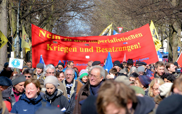 0500 Demonstration Hamburger Ostermarsch - Friedensdemonstranten mit Transparent und Fahnen.