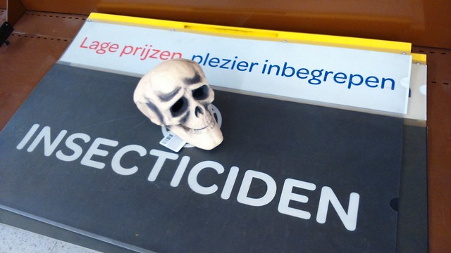 Insecticiden: Lage prijzen, plezier inbegrepen ( Pesticides: low prices, fun included)