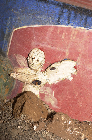 POSITANO ARCHEOLOGIA e BENI CULTURALI: Sotto cripta principale della chiesa di Santa Maria Assunta - Straordinari reperti di arte romana. [Salerno], l'Espresso (07/12/2012).