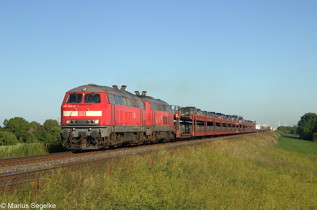 218 340 und 218 359 mit dem AS 1454 bei Friedrich-Wilhelm-Lübke Koog am 01.07.2015.