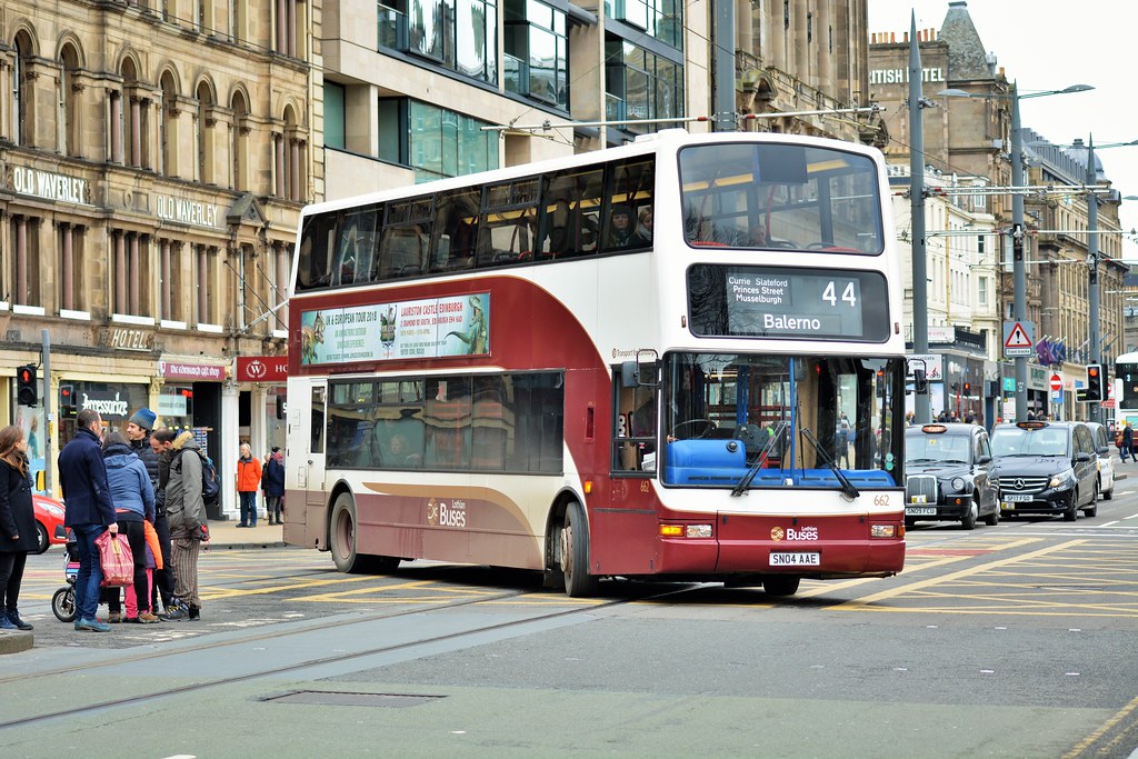 Edinburgh. | Lothian buses No.662 turns onto Princes Street … | Flickr