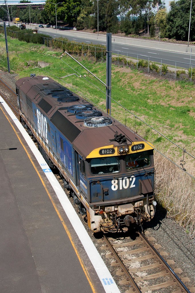 8102 Passing Cringila | 8102 rolls light engine through Crin… | Flickr
