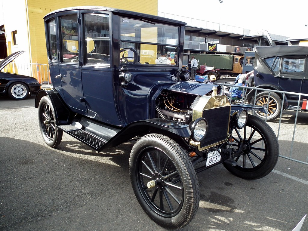 Image of 1916 Ford Model T centre door sedan