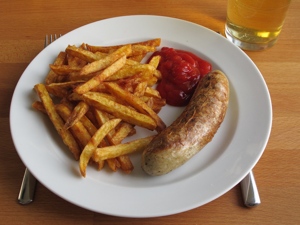 Pommes mit Bratwurst und Ketchup | Gourmandise | Flickr