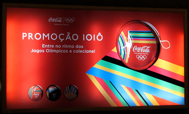 2012 London Olympics yoyo promo Coca-Cola Brasil newstand backlit