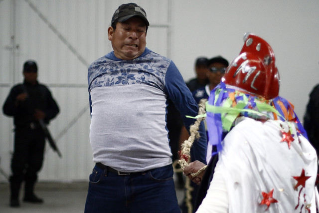 Cientos de personas celebran a San Hipólito con golpes en el cuerpo en Soltepec