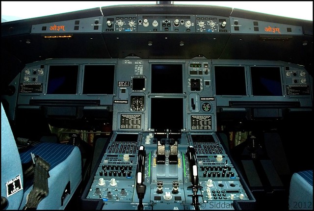 IndiGo Airbus A320 (VT-IEQ) flight deck