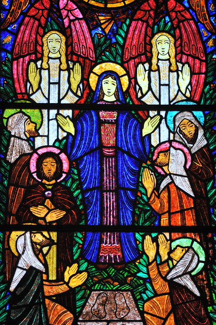 Détail du vitrail de l'Ascension par François Décorchemont - Eglise de Pacy-sur-Eure