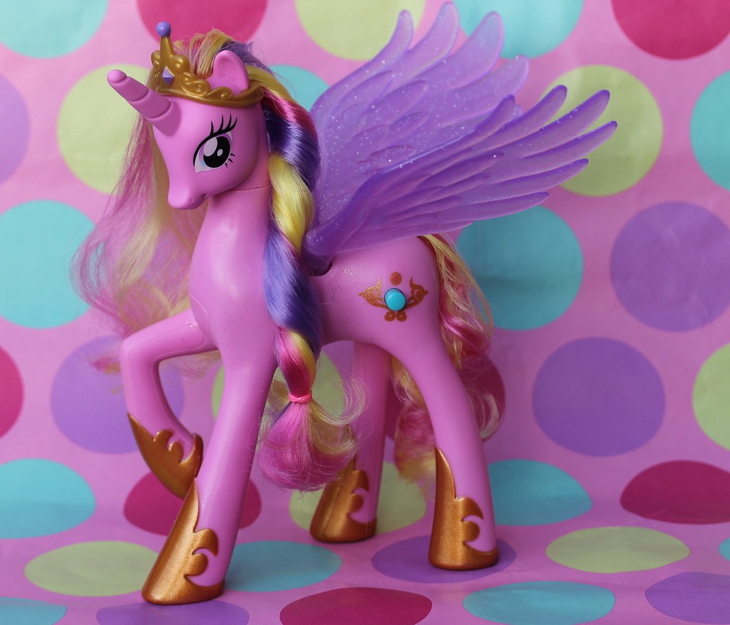 Лошадки литл пони. My little Pony принцесса Каденс. Принцесса Каденс my little Pony Hasbro. МЛП игрушки принцесса Каденс. My little Pony игрушки принцесса Каденс.