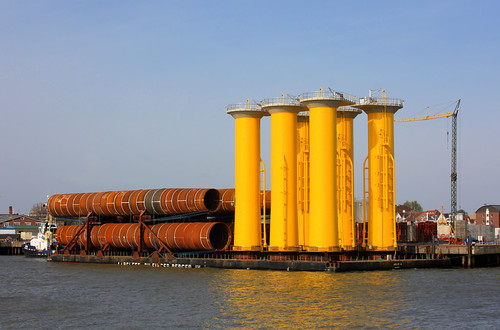 Barge ABJV4 with monopiles and system tower elements for offshore wind farm „London Array“ by Wolfgang.W. 