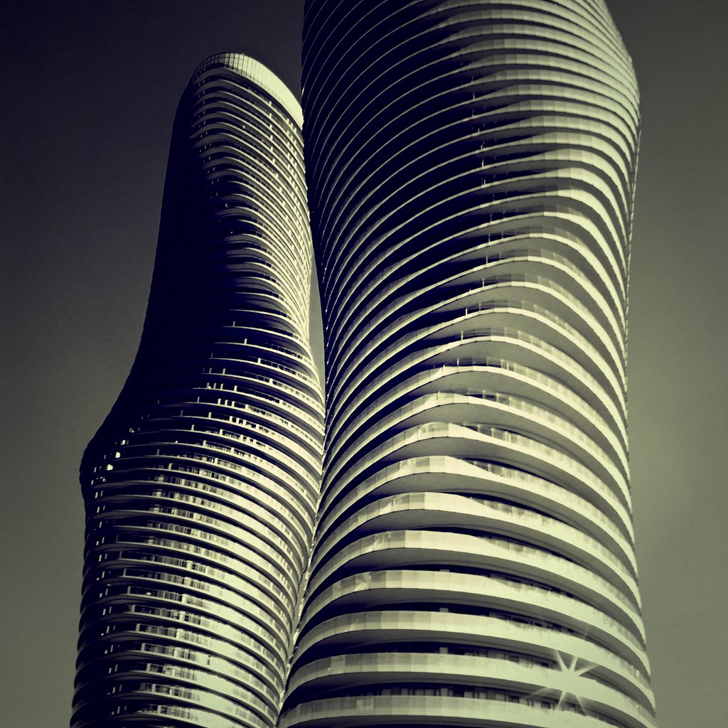 Absolute world. Башни Мэрилин Монро. Башни Абсолют Торонто. Mississauga Towers. Marilyn Monroe Architect building.