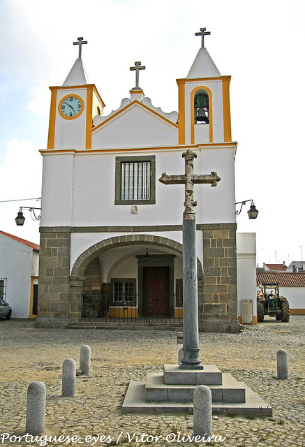 Igreja e Cruzeiro de São Manços - Portugal