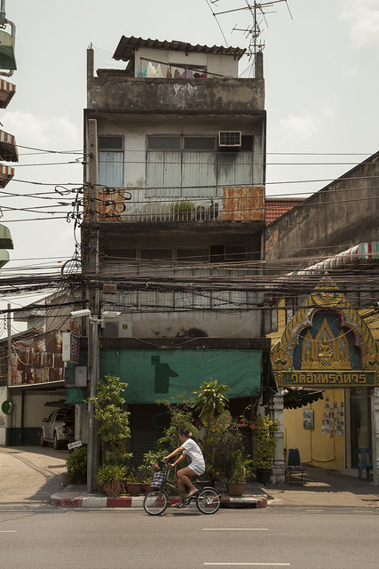 Viviendas y huecos desalineados. Bangkok.