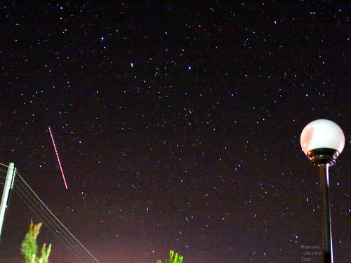 fotografía nocturna larga exposición night lamp star wire airplane sky no clouds