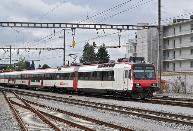 RBDe 560 210-7, auf der S8, fährt am 09.08.2016 beim Bahnhof Zofingen ein.