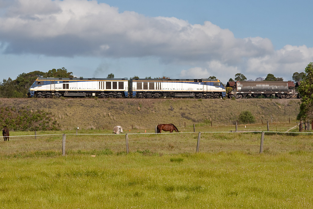 EL64 and EL52 at Gillieston Heights by Peter Reading
