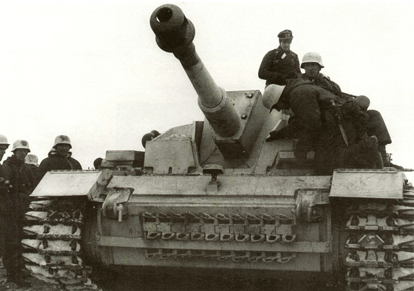 10,5 cm Sturmhaubitze 42 L/28 mit Winterketten (Sd.Kfz. 142/2)