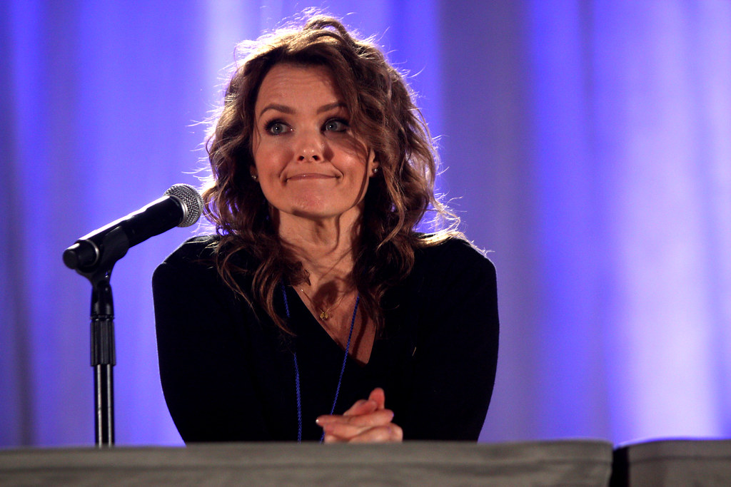 Dina Meyer Dina Meyer at the 2012 Phoenix Comicon in Phoen. 
