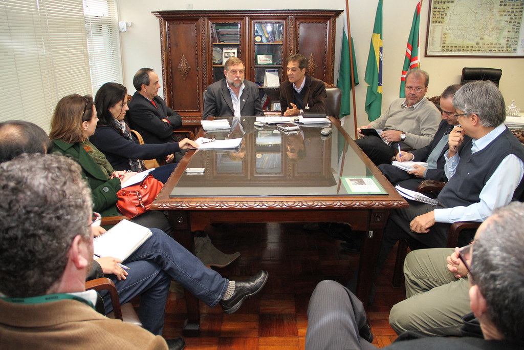 Em reunião com o Secretário José Richa Filho, sobre obras e construção