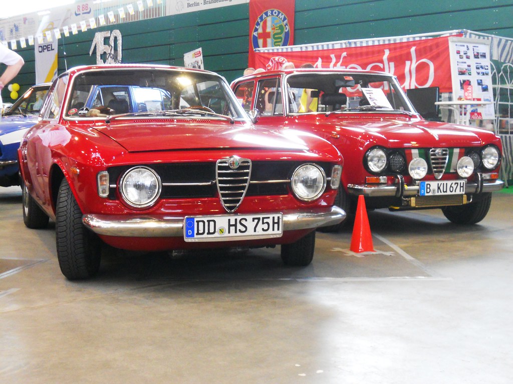 Alfa Romeo GT 1300 Junior (1970) Scalino (step-nose)