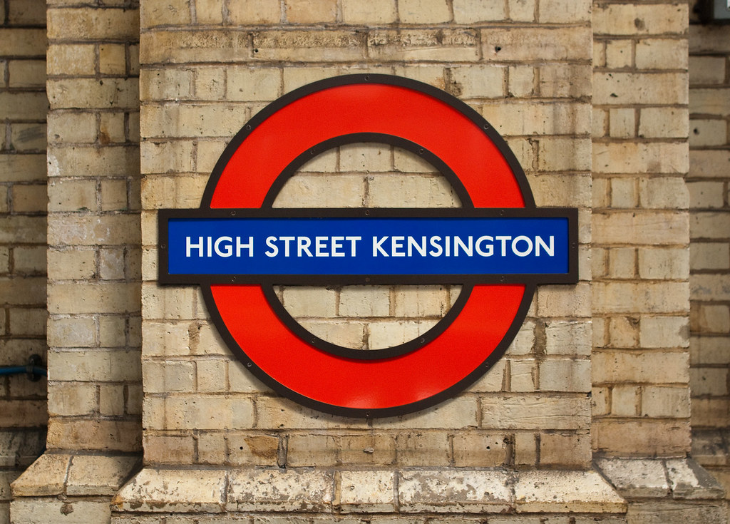 Вест Кенсингтон Лондон станция метро. London Underground Kensington. Kensington° значок.