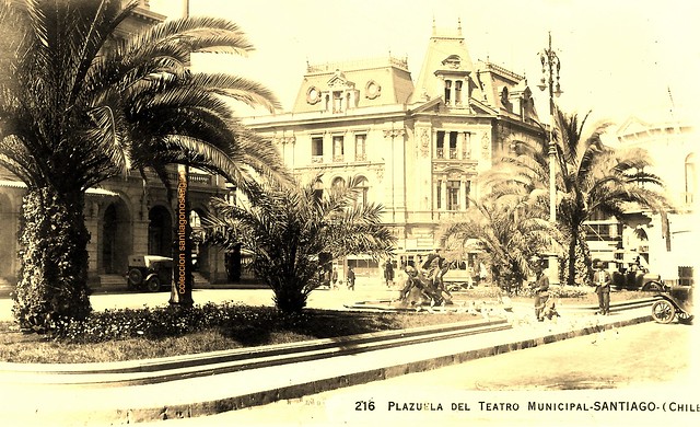 La Plazuela del teatro Municipal, años 20, mirando hacia San Antonio    y    el edificio de renta de los Hermanos Agustinos, diseñado por el arquitecto Hermenegildo Ceppi