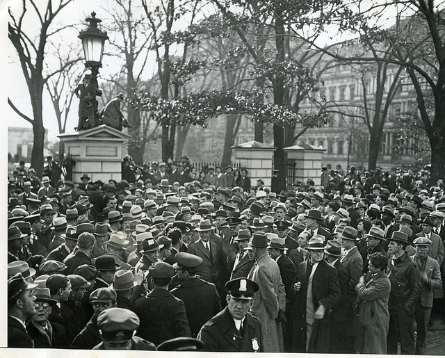 Hunger Marchers outside the White House gates: 1931