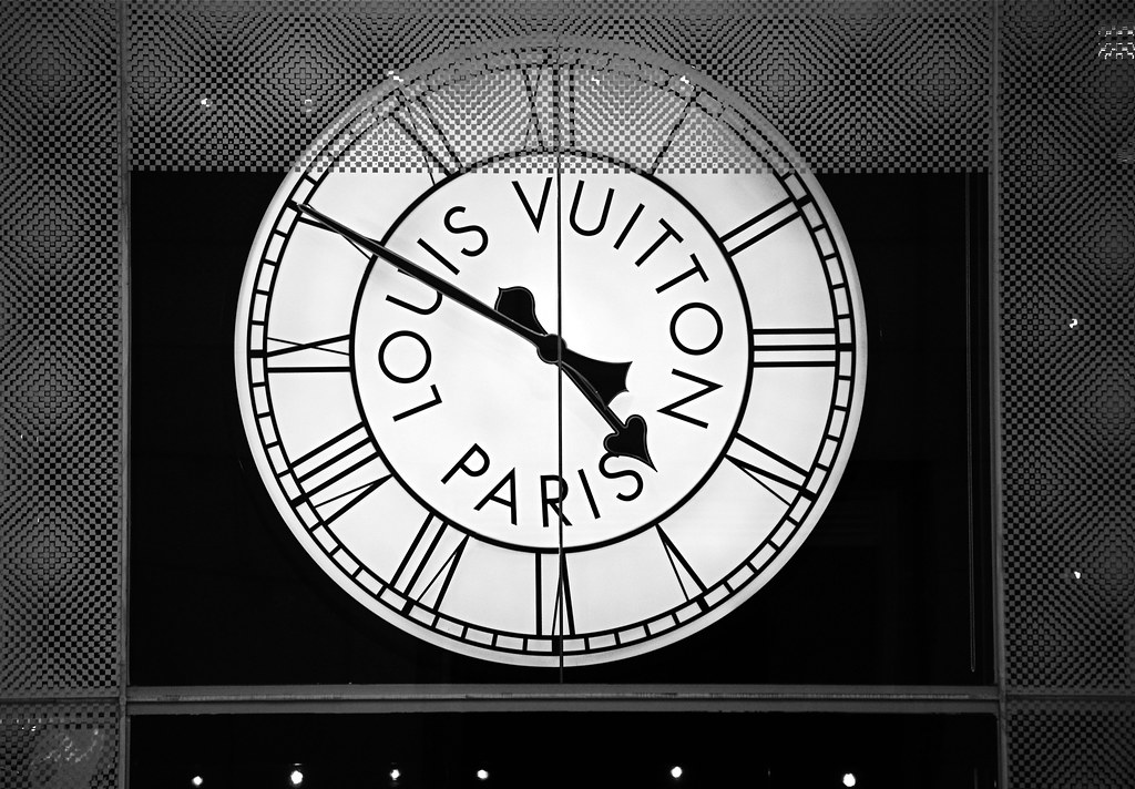 Louis Vuitton Clock Window Display, Louis Vuitton Clock Win…
