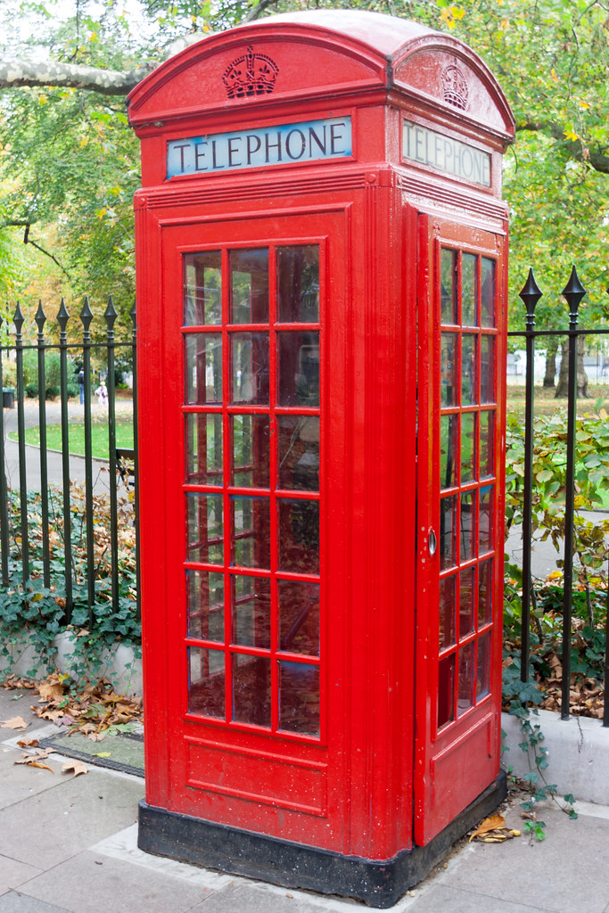 Телефонная будка Англия. Старая телефонная будка. Телефонная будка из дерева. Телефонные будки в Англии в 19 веке.