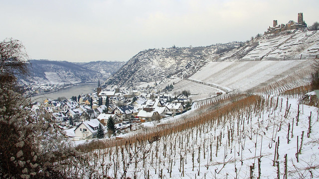 Moselort Alken mit Burg Thurant im Schnee