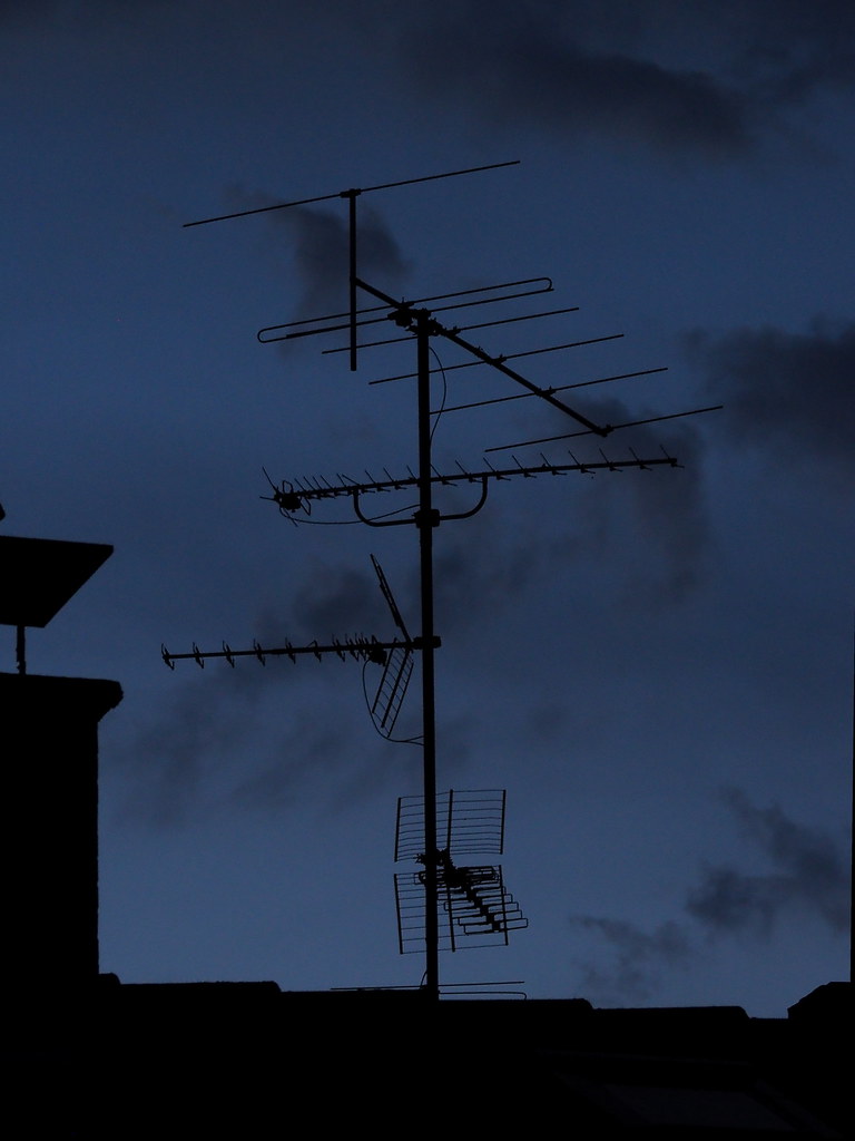 Antennen in der Nacht (P5290258-5a) | OLYMPUS DIGITAL CAMERA… | Flickr