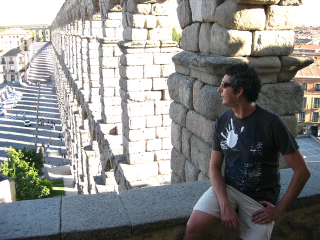Junto al acueducto romano de Segovia